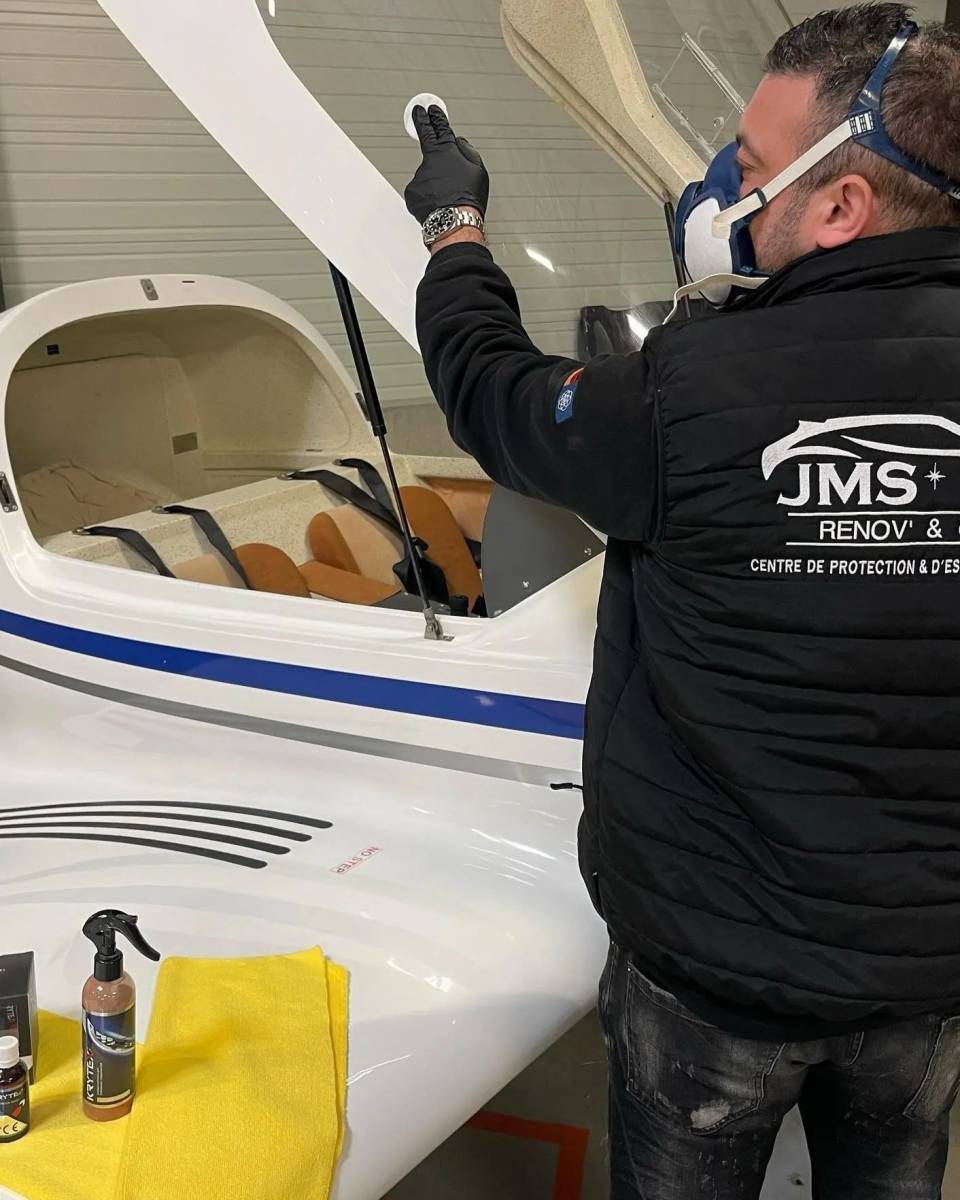 JMS renov and clean Traitement de la verrière sur un avion VL3 à Bron