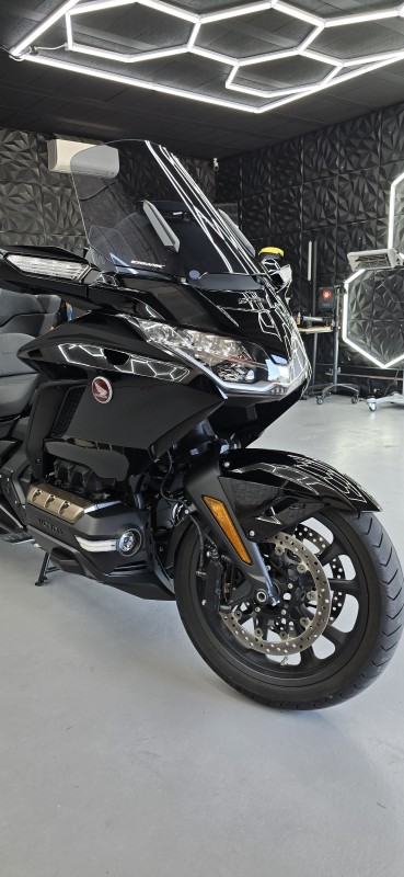 polissage et traitement céramique sur moto Honda goldwing à jonage lyon